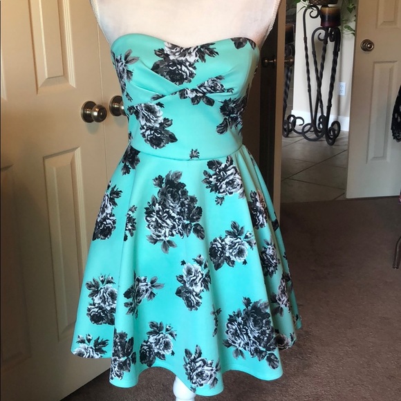 Windsor Dresses & Skirts - Windsor sleeveless green and black floral dress